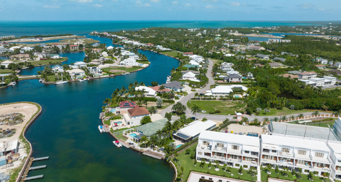 Gated Bimini Drive, Grand Harbour, Single Level 4 Bed Canal Front Home REDUCED! - Image 31