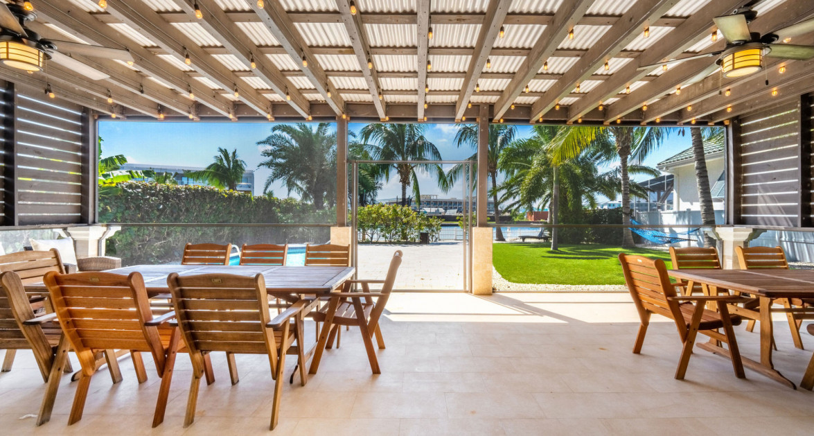 Gated Bimini Drive, Grand Harbour, Single Level 4 Bed Canal Front Home REDUCED! - Image 8