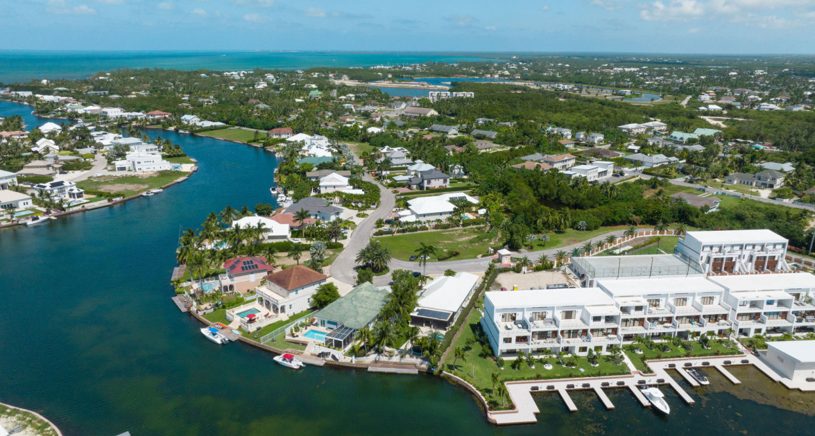 Gated Bimini Drive, Grand Harbour, Single Level 4 Bed Canal Front Home REDUCED! - Image 30