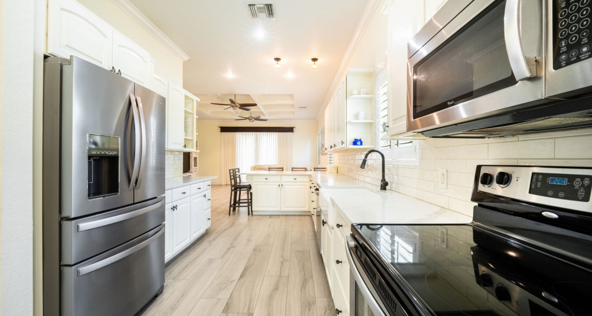 Gated Bimini Drive, Grand Harbour, Single Level 4 Bed Canal Front Home REDUCED! - Image 5