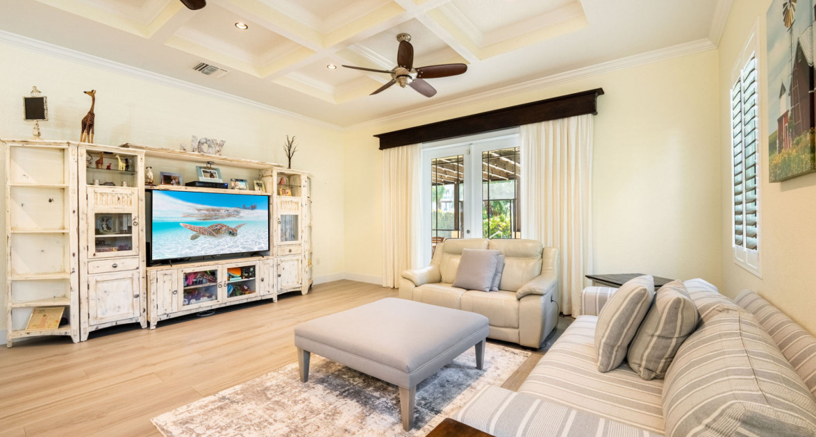 Gated Bimini Drive, Grand Harbour, Single Level 4 Bed Canal Front Home REDUCED! - Image 4