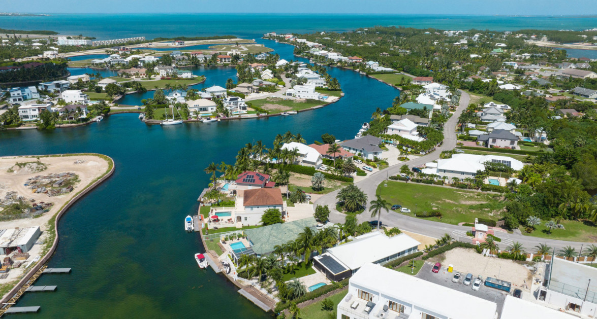 Gated Bimini Drive, Grand Harbour, Single Level 4 Bed Canal Front Home REDUCED! - Image 26