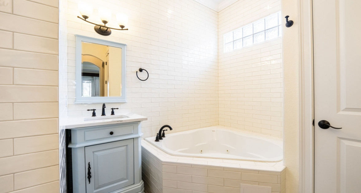 Gated Bimini Drive, Grand Harbour, Single Level 4 Bed Canal Front Home REDUCED! - Image 23