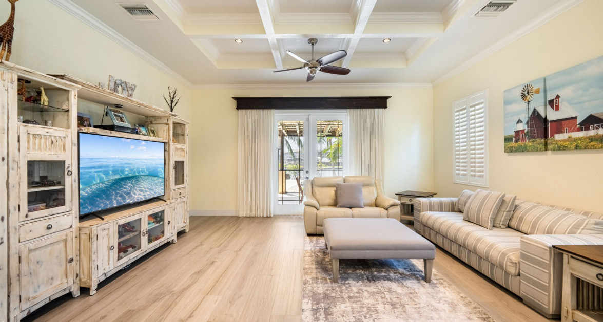 Gated Bimini Drive, Grand Harbour, Single Level 4 Bed Canal Front Home REDUCED! - Image 11