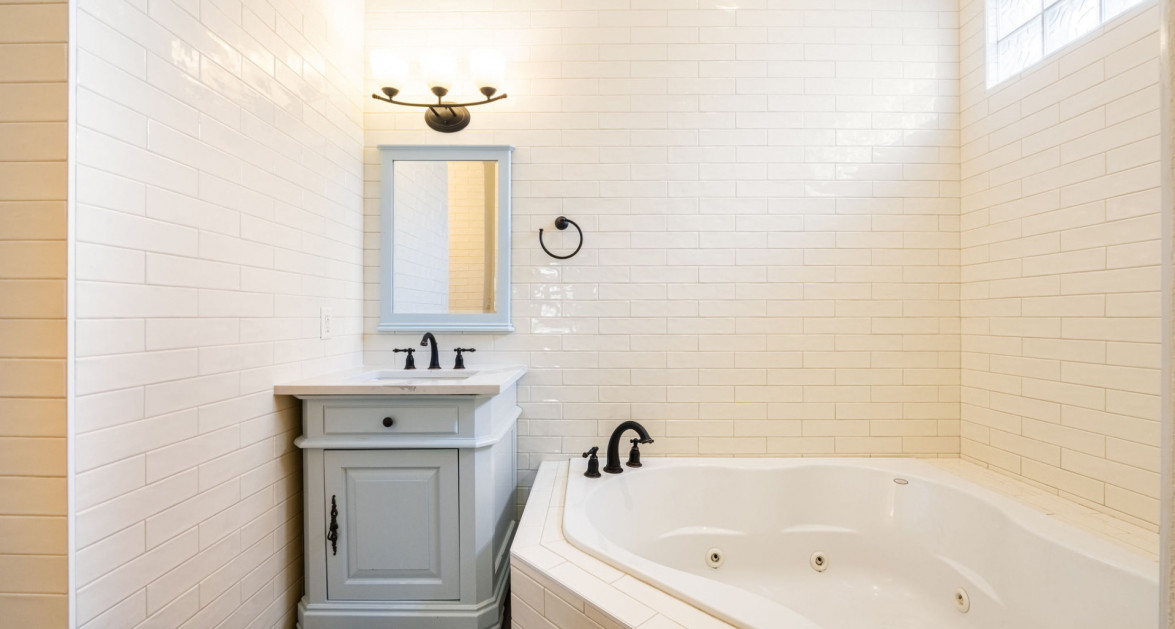 Gated Bimini Drive, Grand Harbour, Single Level 4 Bed Canal Front Home REDUCED and OWNER FINANCING! - Image 24