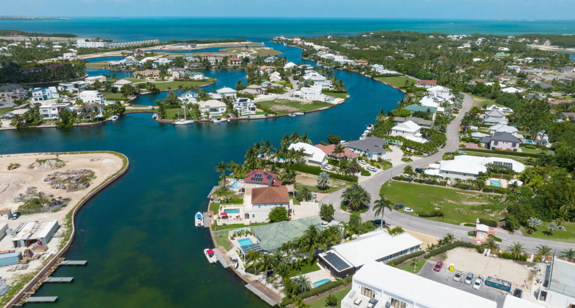 Gated Bimini Drive, Grand Harbour, Single Level 4 Bed Canal Front Home REDUCED and OWNER FINANCING! - Image 27