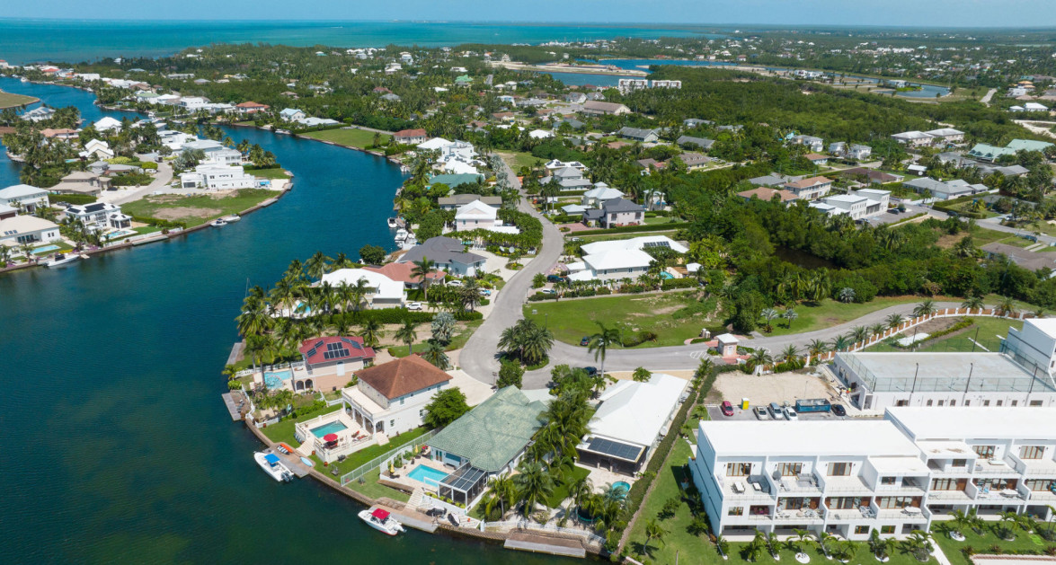 Gated Bimini Drive, Grand Harbour, Single Level 4 Bed Canal Front Home REDUCED and OWNER FINANCING! - Image 29