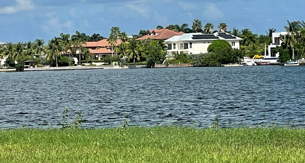 Governors Harbour - Very Wide Lot - Image 1