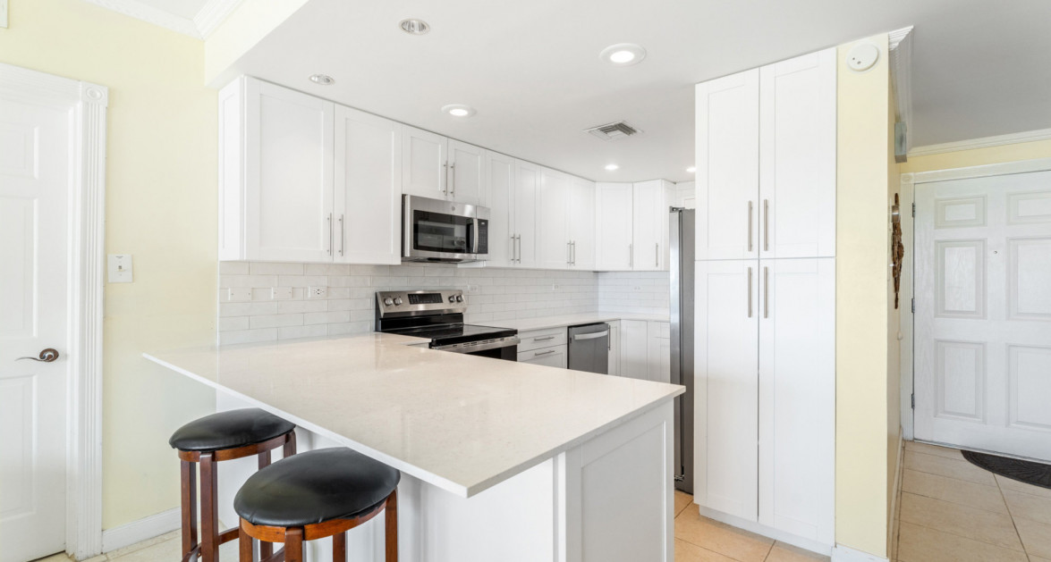 GRAPETREE #7 BEACHFRONT (RENOVATED GF 3 BED / 3 BATH) - Image 1