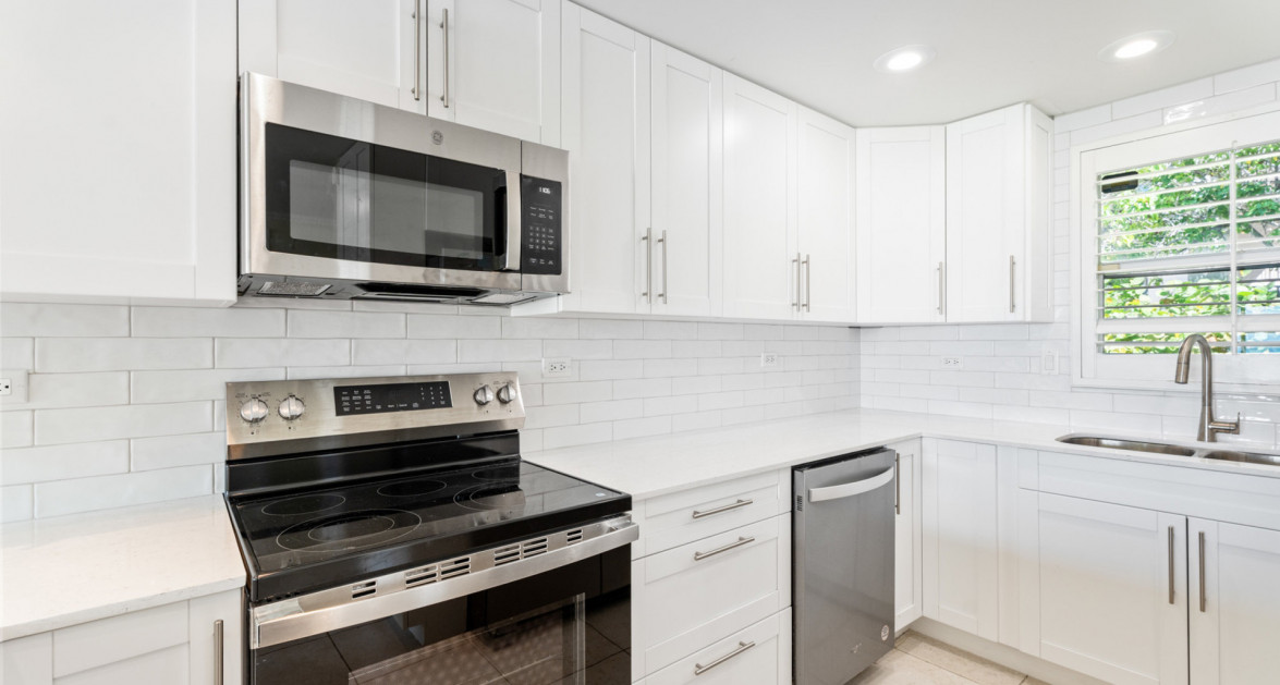 GRAPETREE #7 BEACHFRONT (RENOVATED GF 3 BED / 3 BATH) - Image 2