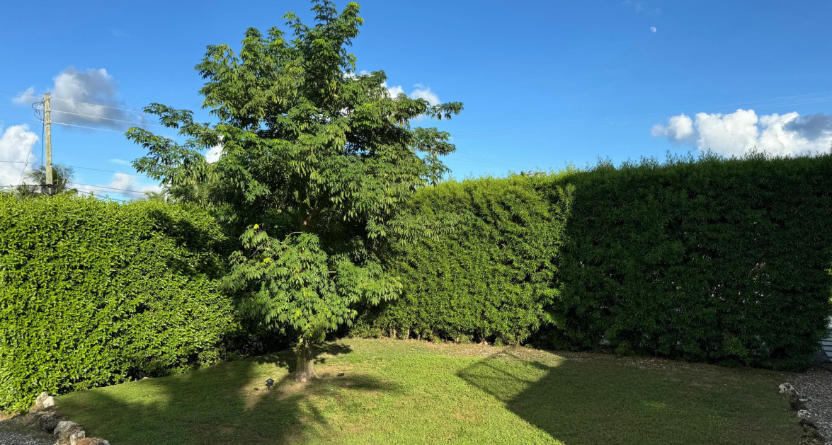 "Hideaway Hill" Lush Modern Elegance close to sea access - Image 15