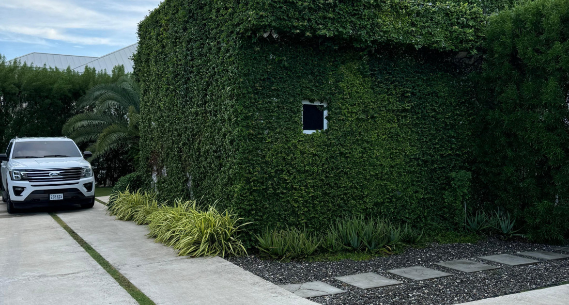 "Hideaway Hill" Lush Modern Elegance close to sea access - Image 8