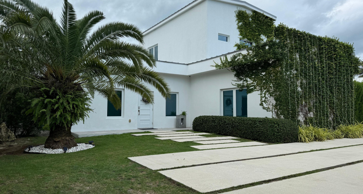 "Hideaway Hill" Lush Modern Elegance close to sea access - Image 5