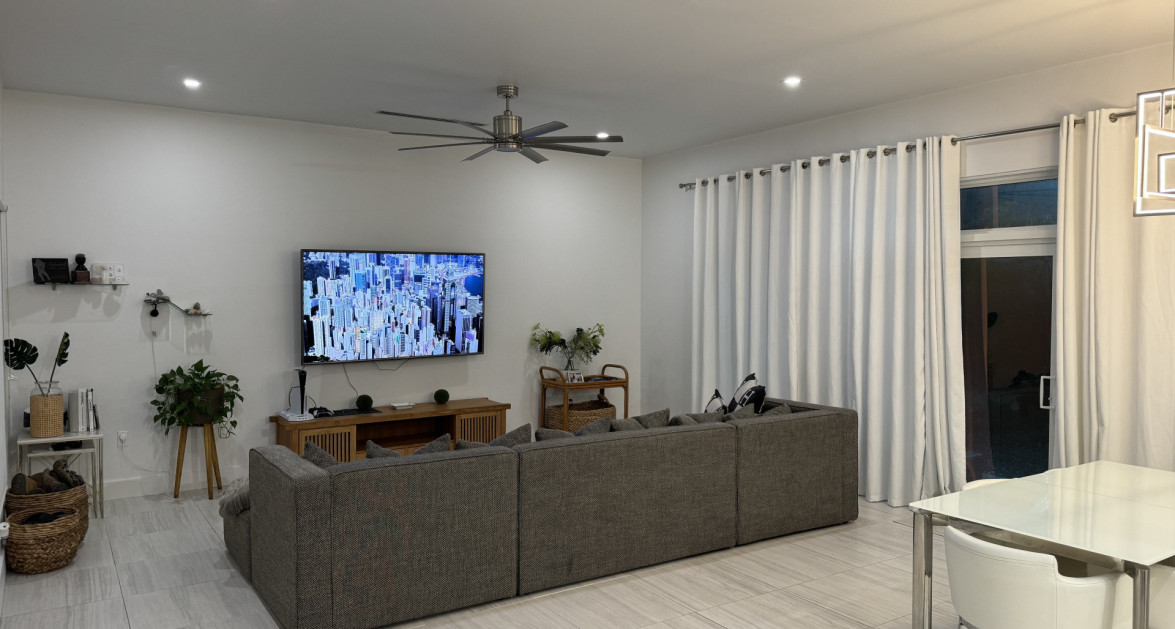 "Hideaway Hill" Lush Modern Elegance close to sea access - Image 14