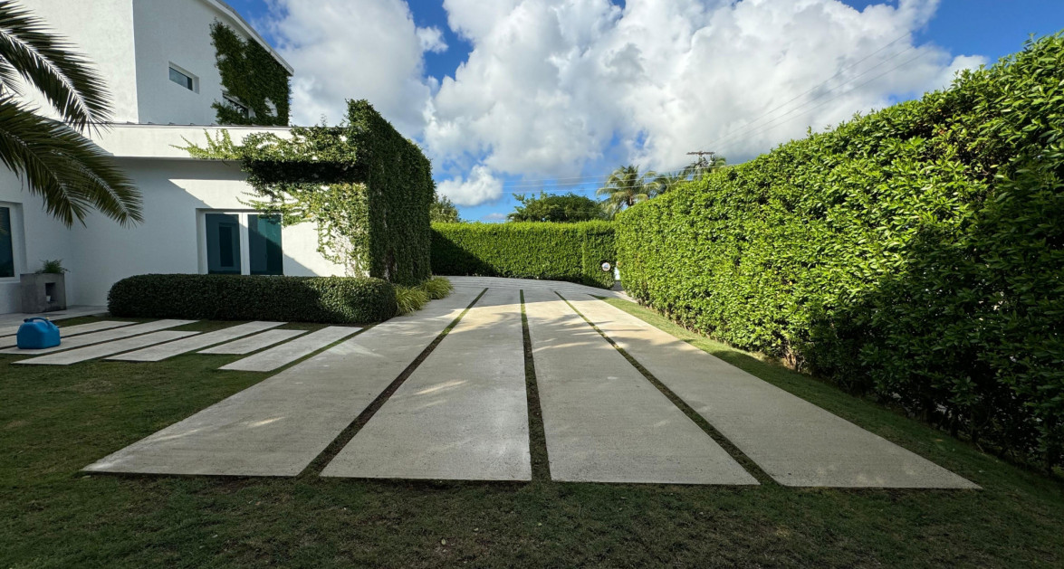 "Hideaway Hill" Lush Modern Elegance close to sea access - Image 2