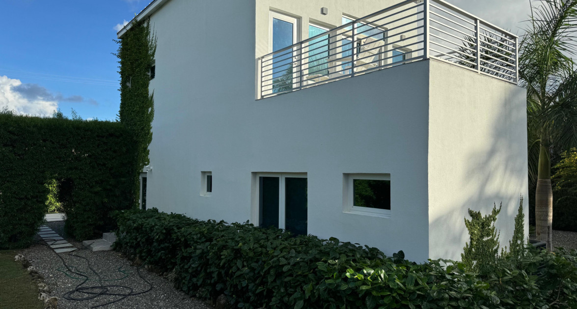 "Hideaway Hill" Lush Modern Elegance close to sea access - Image 7