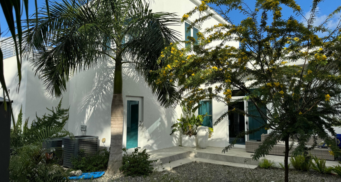 "Hideaway Hill" Lush Modern Elegance close to sea access - Image 4