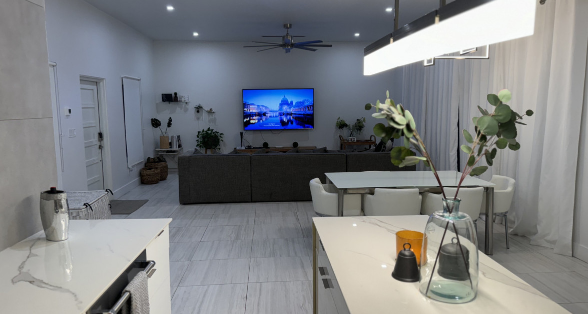 "Hideaway Hill" Lush Modern Elegance close to sea access - Image 11