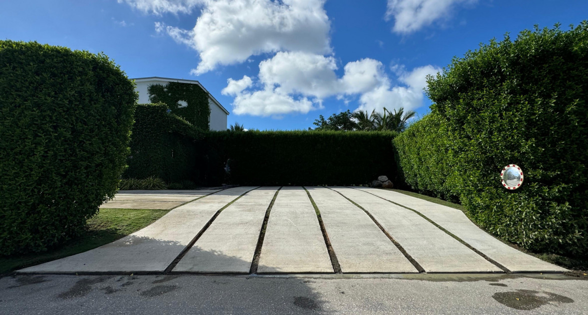 "Hideaway Hill" Lush Modern Elegance close to sea access - Image 9