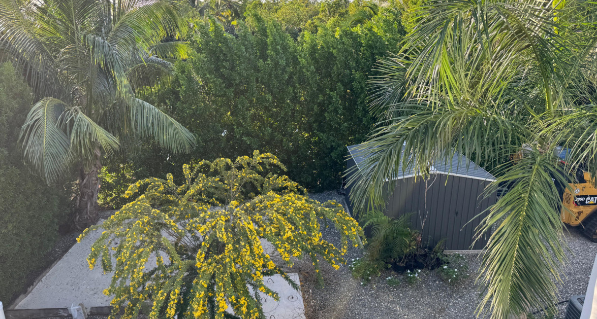 "Hideaway Hill" Lush Modern Elegance close to sea access - Image 17