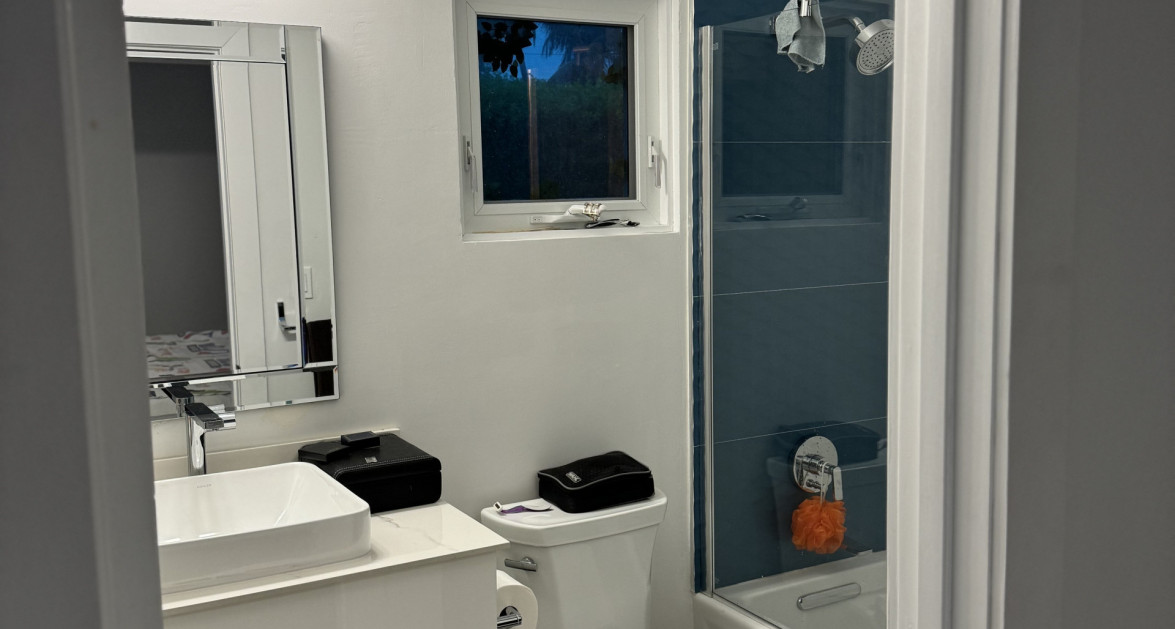 "Hideaway Hill" Lush Modern Elegance close to sea access - Image 12