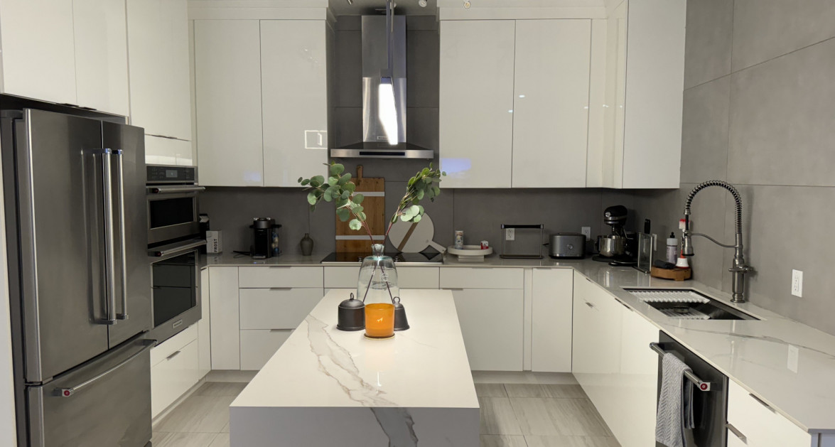 "Hideaway Hill" Lush Modern Elegance close to sea access - Image 3