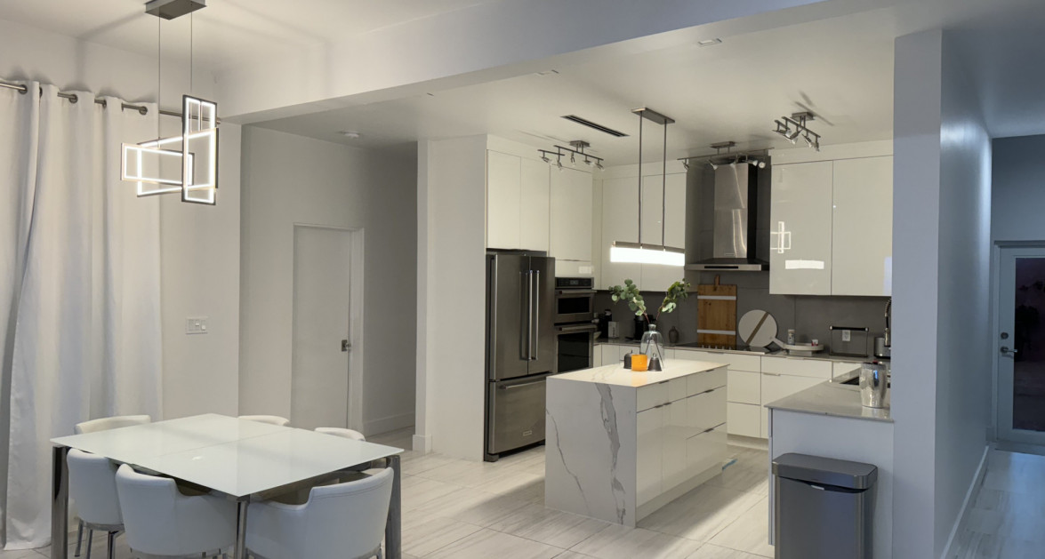 "Hideaway Hill" Lush Modern Elegance close to sea access - Image 1