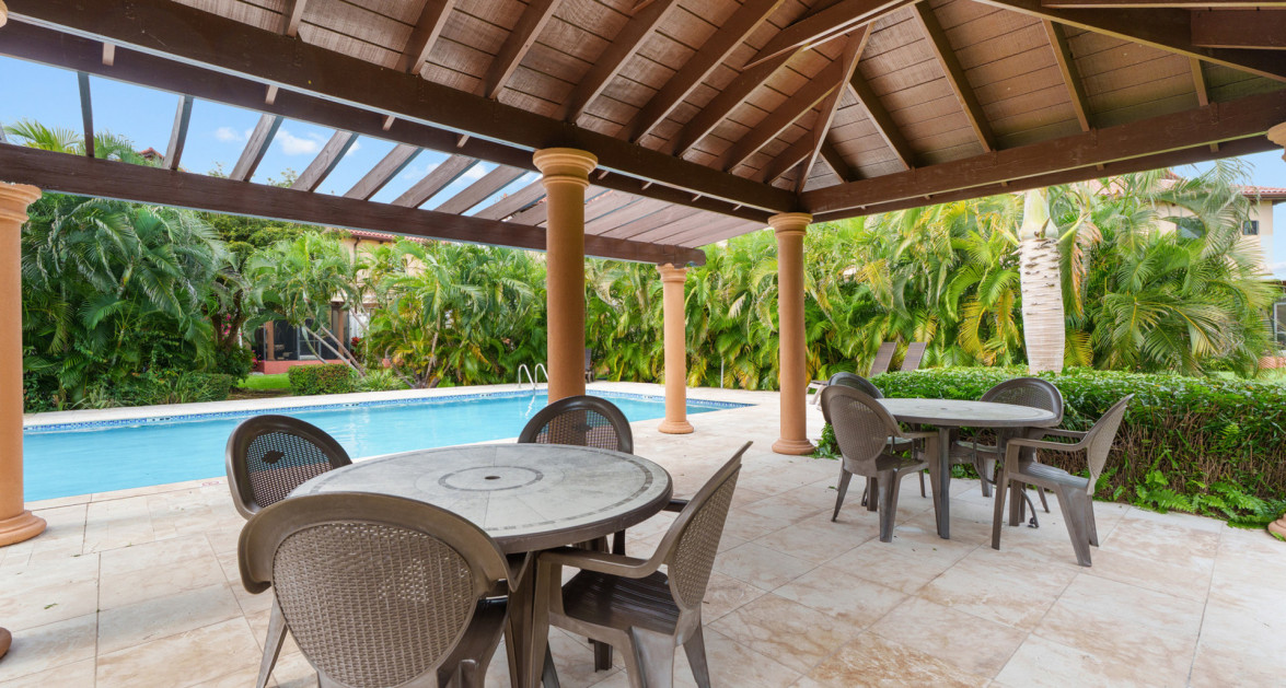 Hilton Estates - 2 Bed End Unit, Excellent Location - Image 8