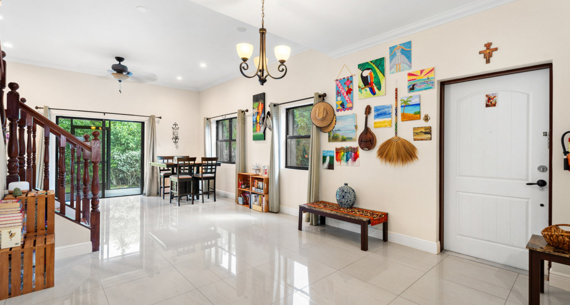 Hilton Estates - 2 Bed End Unit, Excellent Location