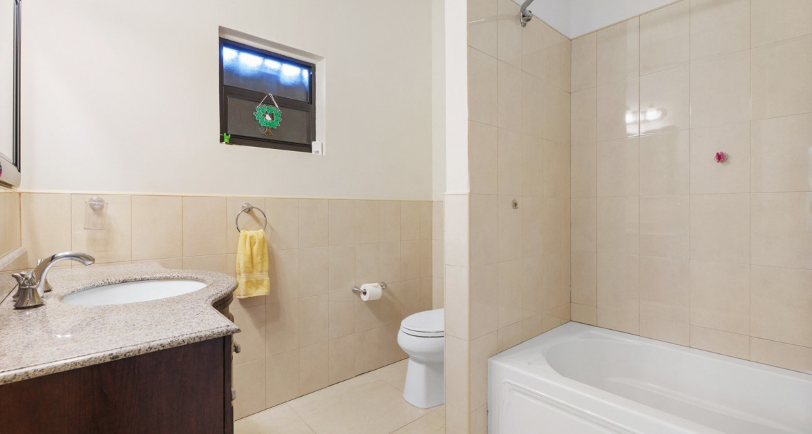 Hilton Estates - 2 Bed End Unit, Excellent Location - Image 7