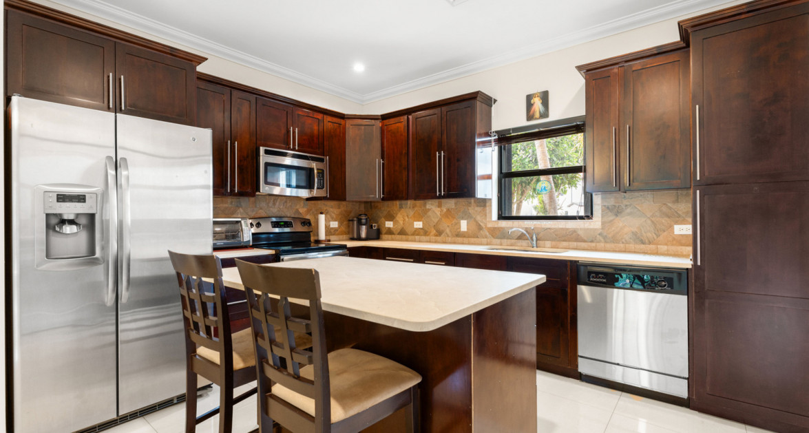 Hilton Estates - 2 Bed End Unit, Excellent Location - Image 2