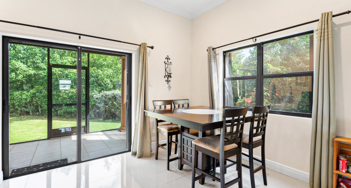 Hilton Estates - 2 Bed End Unit, Excellent Location - Image 4