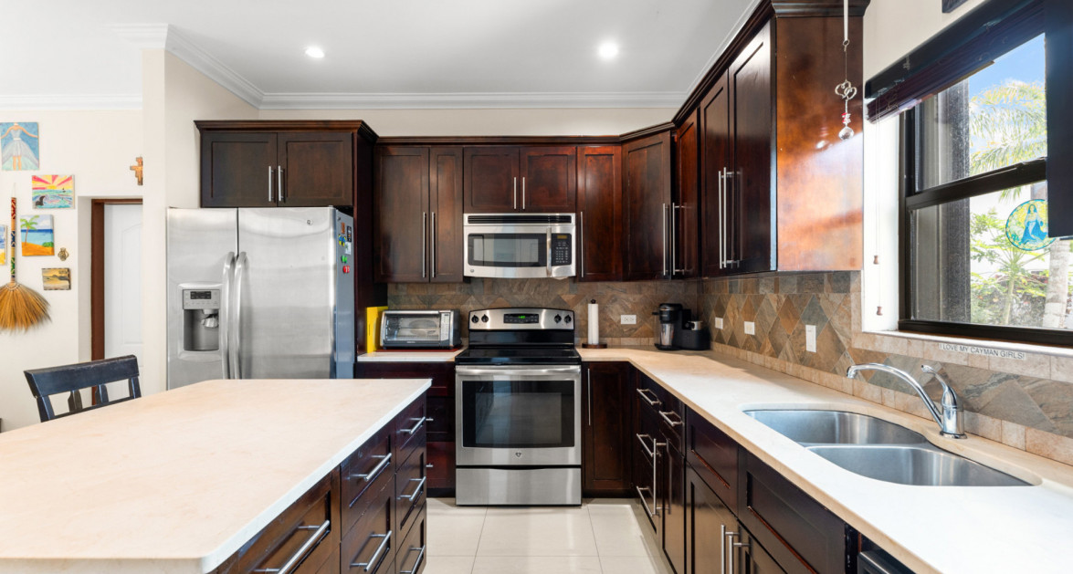 Hilton Estates - 2 Bed End Unit, Excellent Location - Image 1