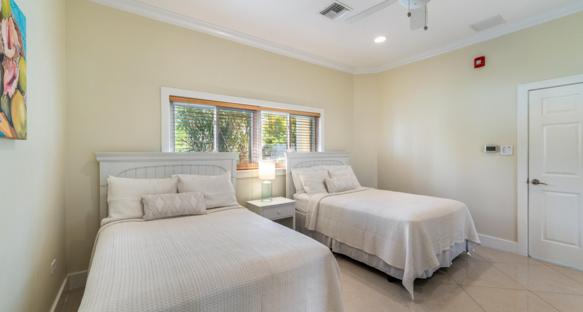 Laguna Del Mar #6 | Seven Mile Beach – Waterfront condo with excellent rental income - Image 18