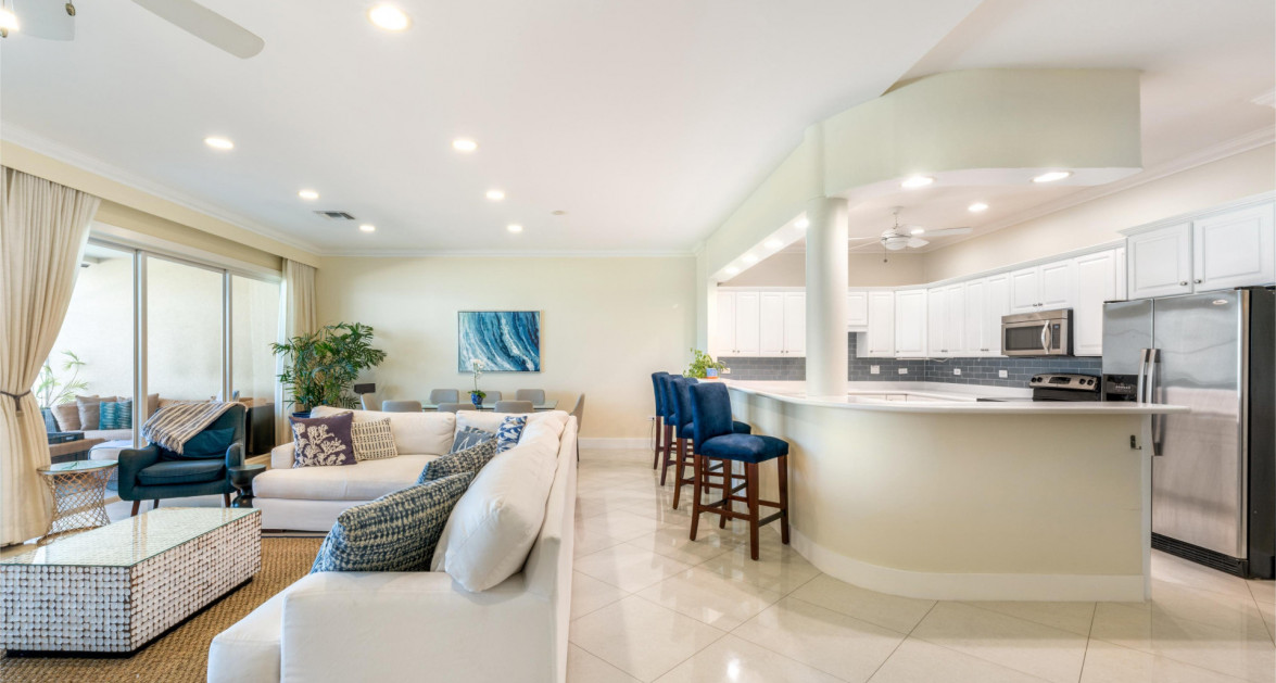 Laguna Del Mar #6 | Seven Mile Beach – Waterfront condo with excellent rental income - Image 4