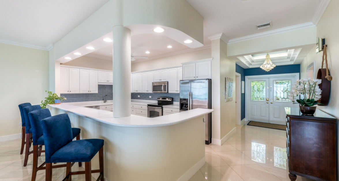 Laguna Del Mar #6 | Seven Mile Beach – Waterfront condo with excellent rental income - Image 5