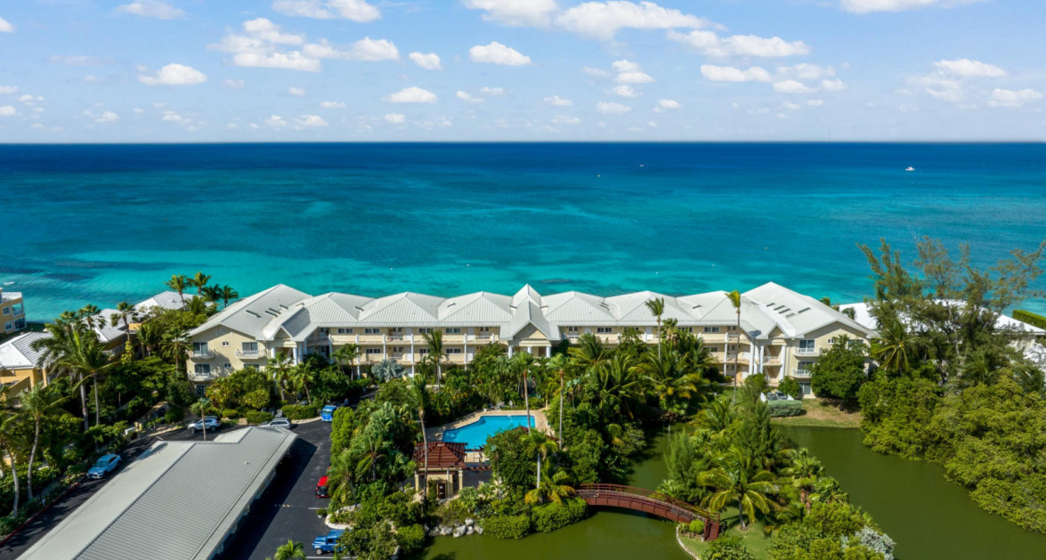 Laguna Del Mar #6 | Seven Mile Beach – Waterfront condo with excellent rental income - Image 1