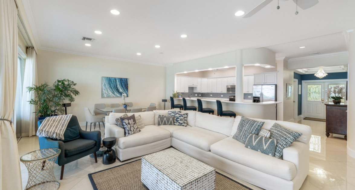 Laguna Del Mar #6 | Seven Mile Beach – Waterfront condo with excellent rental income - Image 3