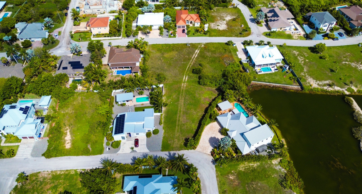 Large Highlands House Lot, West Bay - Image 1