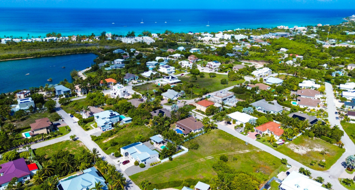 Large Highlands House Lot, West Bay