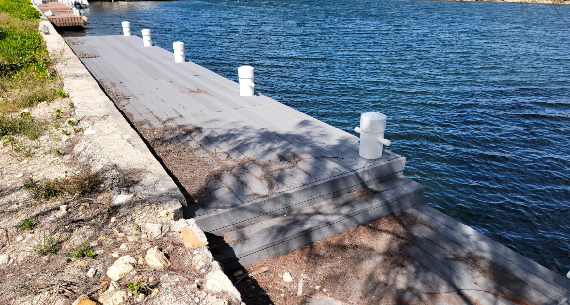 Large Turning Basin Canal Lot - Image 5