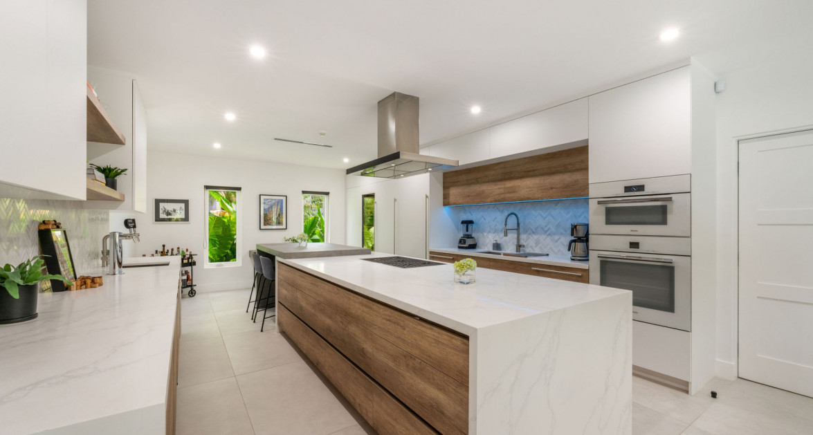 Luxury Residence in Tranquil Yacht Club Location - Image 3