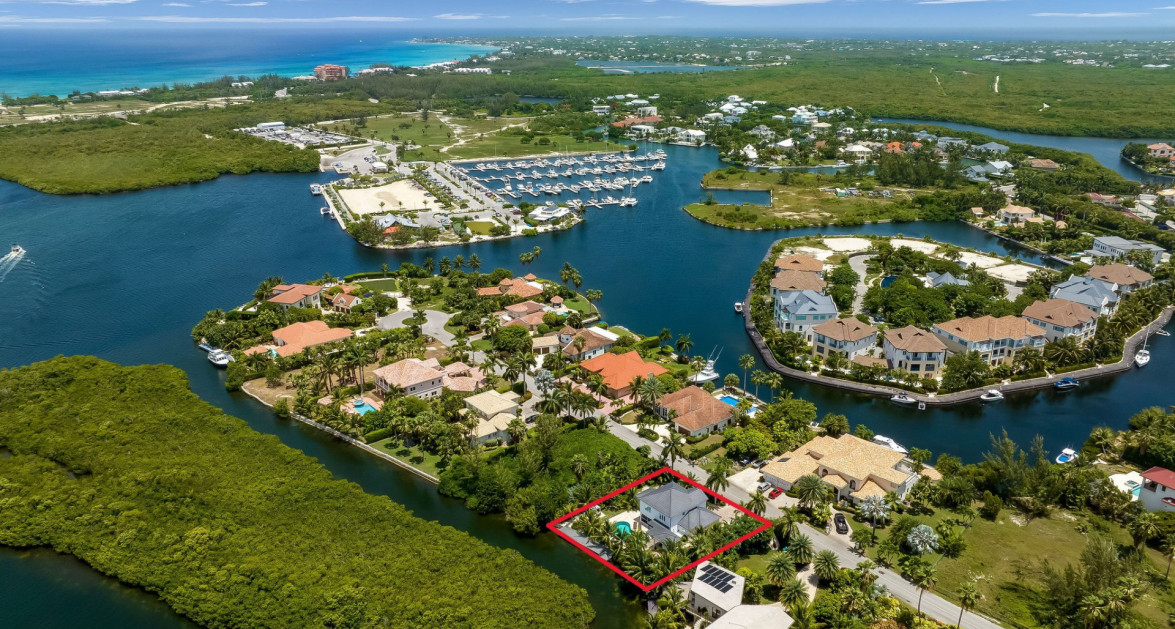 Luxury Residence in Tranquil Yacht Club Location - Image 24