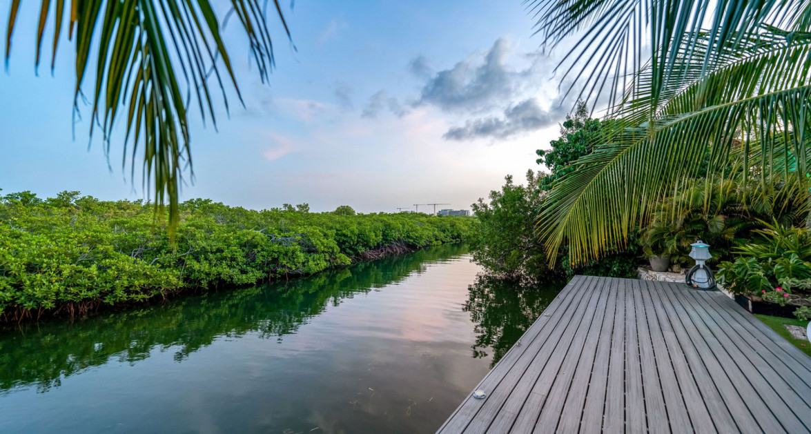 Luxury Residence in Tranquil Yacht Club Location - Image 23