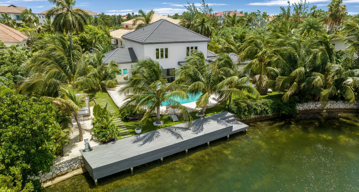 Luxury Residence in Tranquil Yacht Club Location