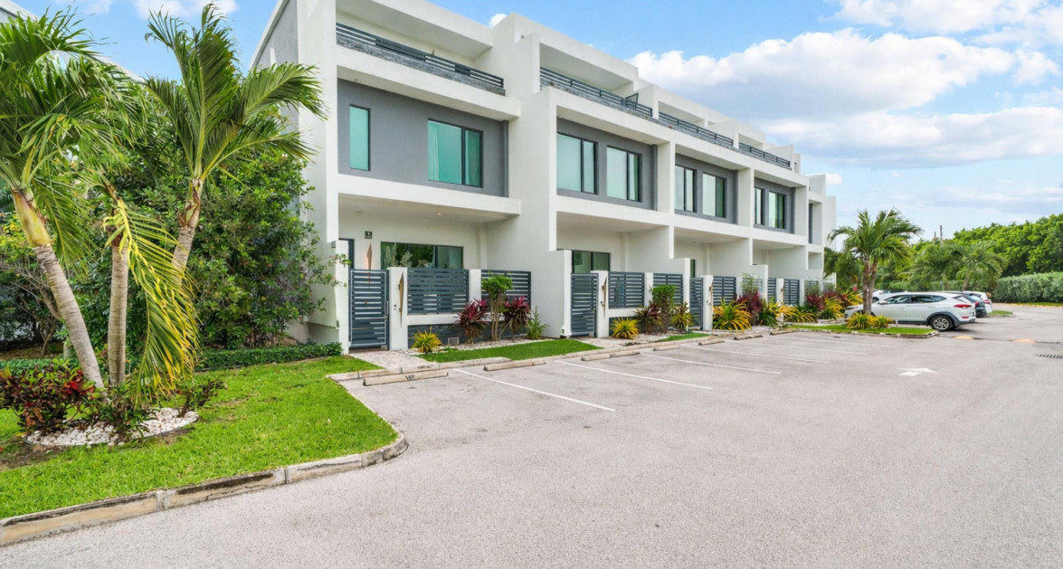 MODERN VELA TOWN HOME #147 (3 BED, 3.5 BATH PH 3) - Image 39