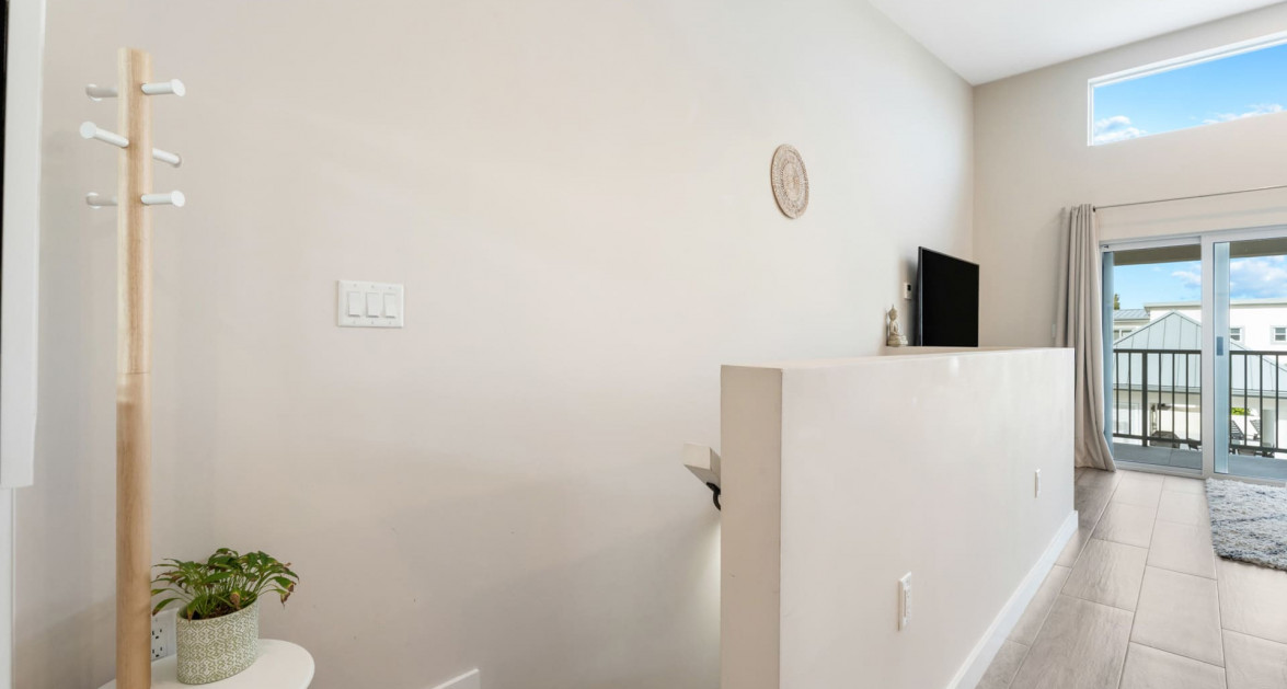 Never Rented Top Floor 1-Bed DownTown Reach - Image 10