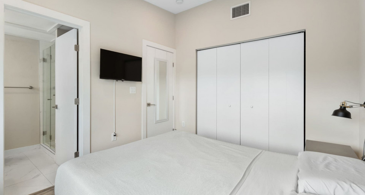Never Rented Top Floor 1-Bed DownTown Reach - Image 34