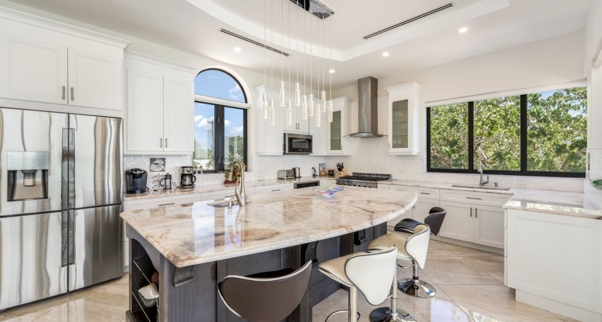 Oasis 7 - Beachfront Estate - Image 5