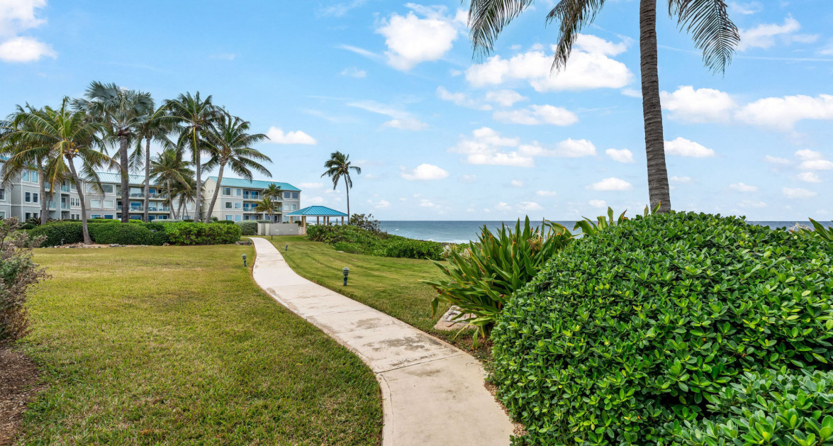 Ocean Front Top Floor Large Three Bed Ocean Pointe Villas - Image 33